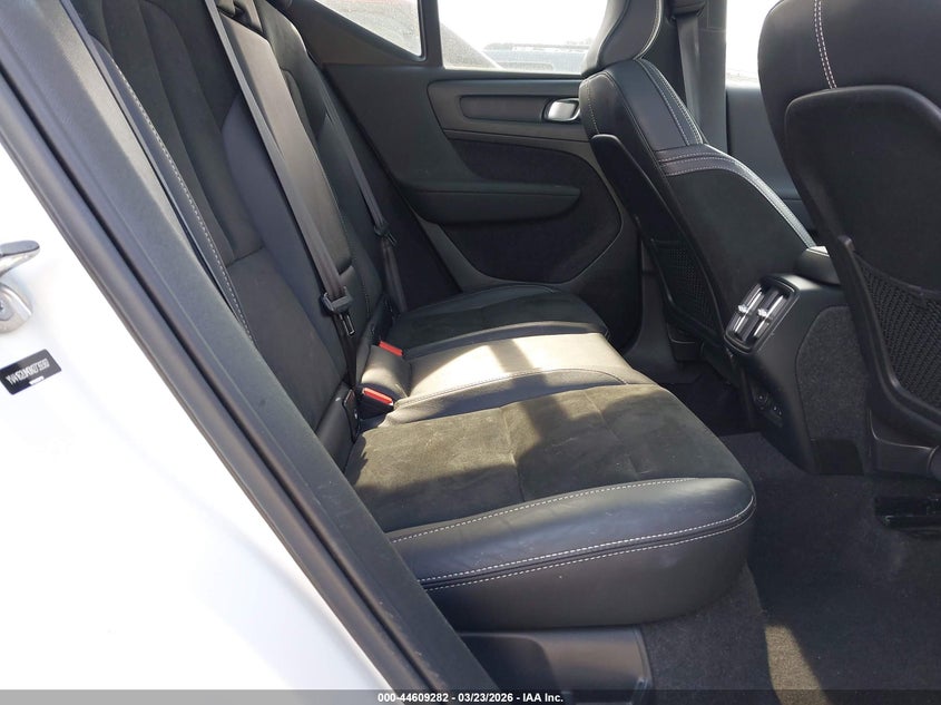 2022 Volvo Xc40 T5 R-Design VIN: YV4162UM0N2739387 Lot: 44609282