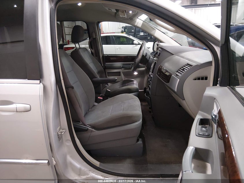 2010 Chrysler Town & Country Touring