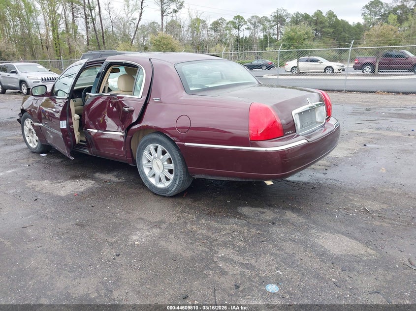 2007 Lincoln Town Car Signature Limited
