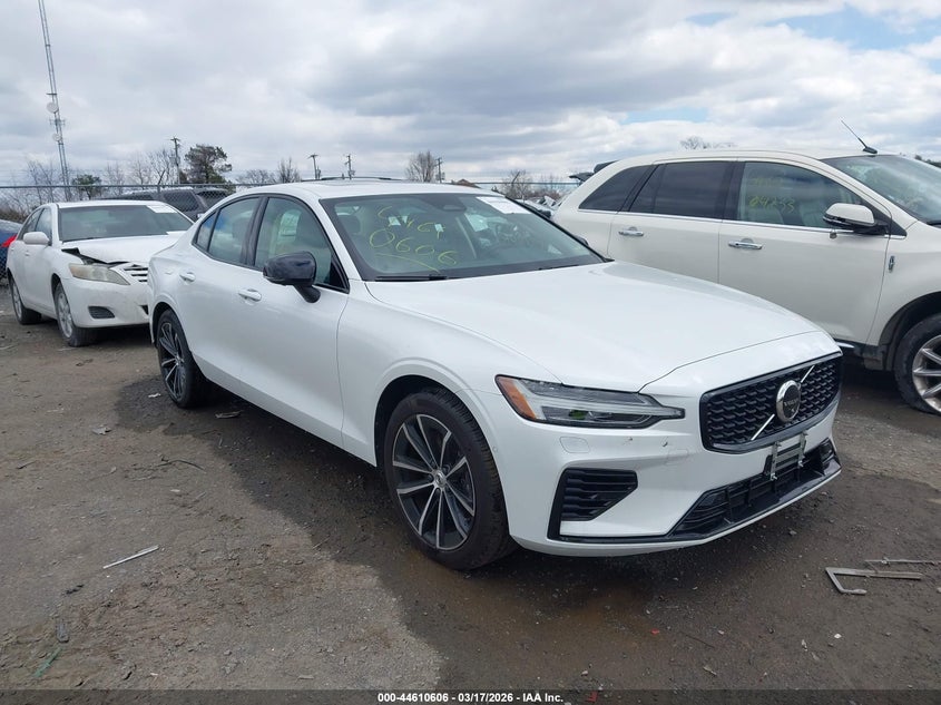 2024 Volvo S60 Recharge Plug-In Hybrid T8 Plus Dark Theme