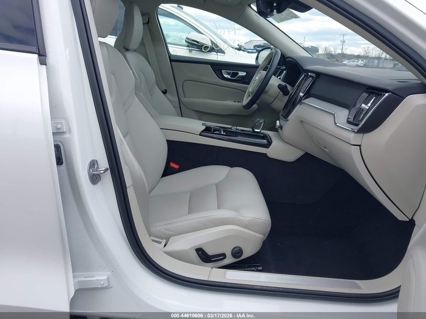 2024 Volvo S60 Recharge Plug-In Hybrid T8 Plus Dark Theme