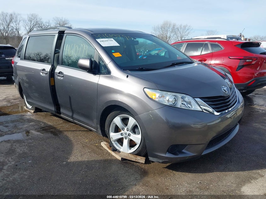 2013 Toyota Sienna Le V6 8 Passenger