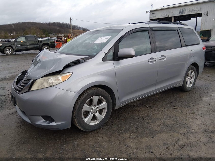 2014 Toyota Sienna Le V6 8 Passenger