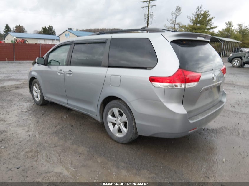 2014 Toyota Sienna Le V6 8 Passenger