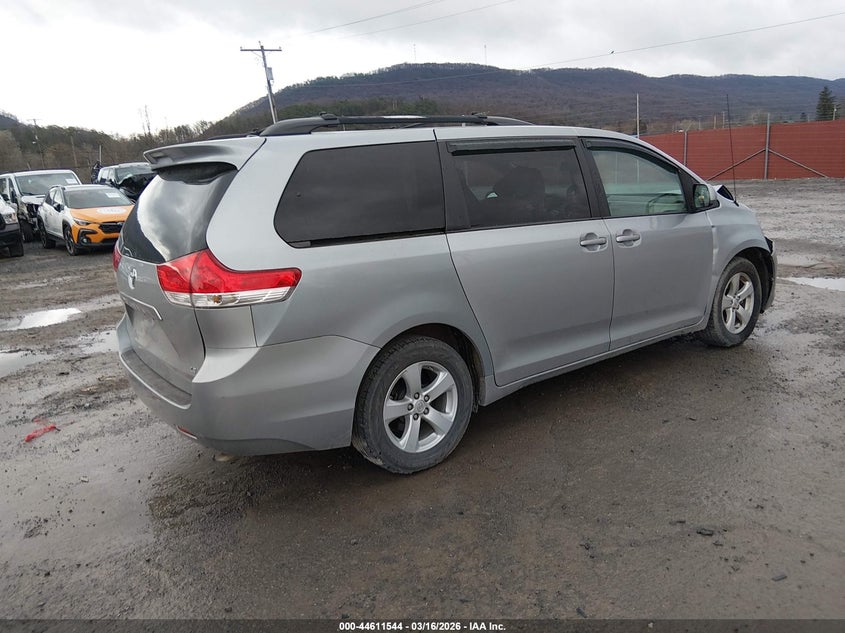 2014 Toyota Sienna Le V6 8 Passenger