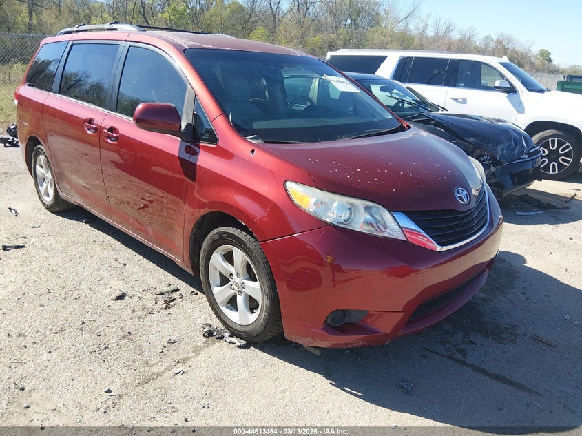 2012 Toyota Sienna Le V6 8 Passenger