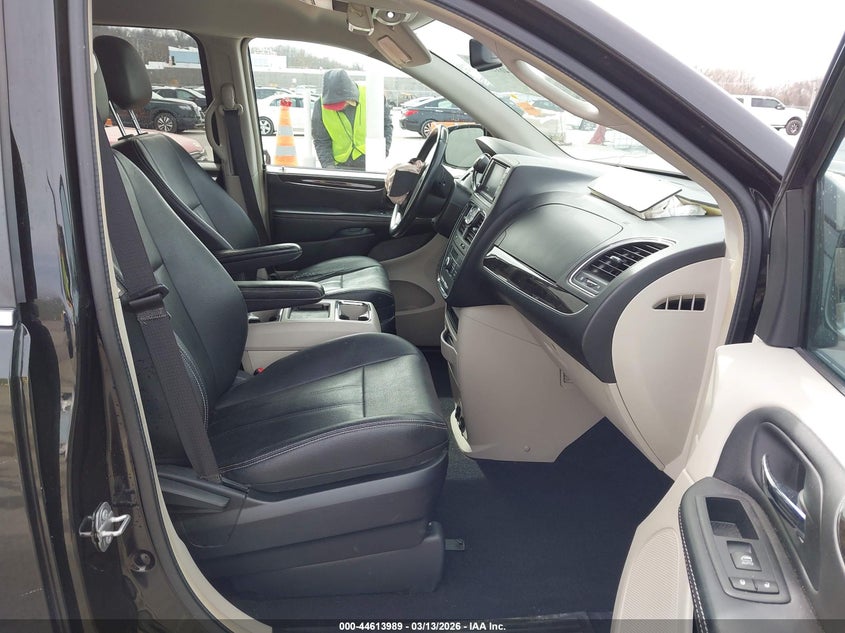 2016 Chrysler Town & Country Touring