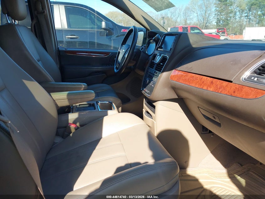 2014 Chrysler Town & Country Touring