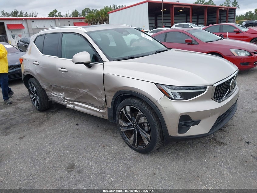 2023 Volvo Xc40 B5 Plus Bright Theme