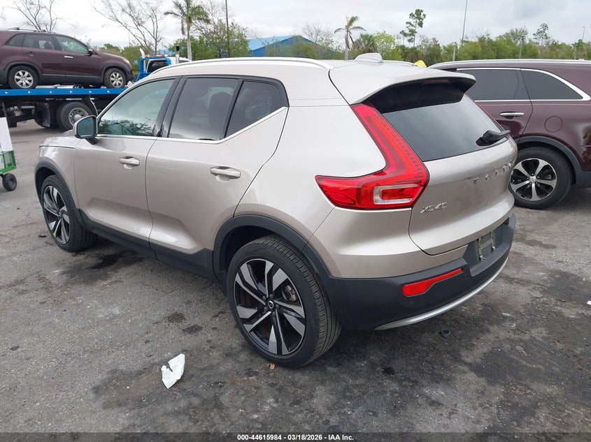 2023 Volvo Xc40 B5 Plus Bright Theme