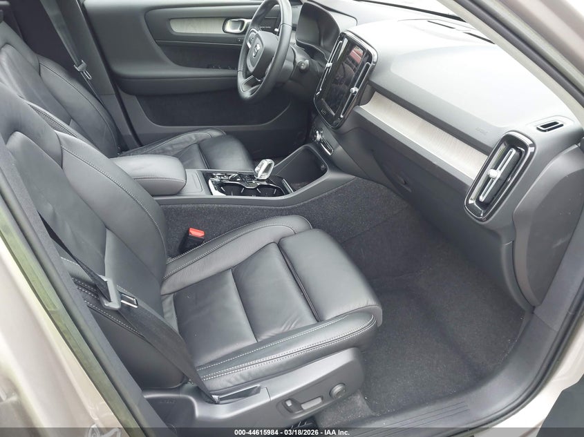 2023 Volvo Xc40 B5 Plus Bright Theme