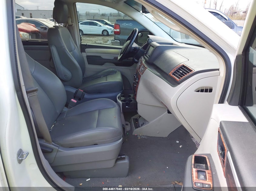 2012 Volkswagen Routan Se
