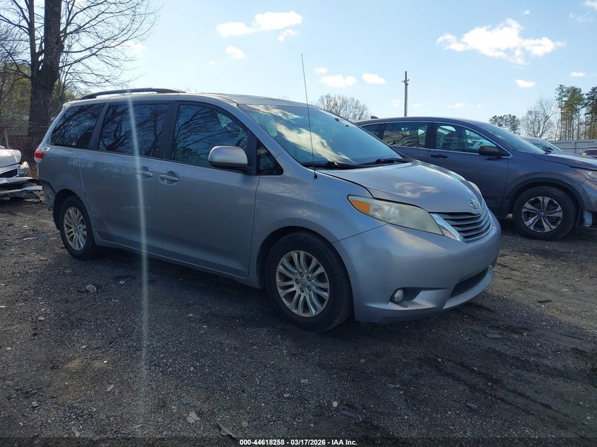 2013 Toyota Sienna Xle V6 8 Passenger