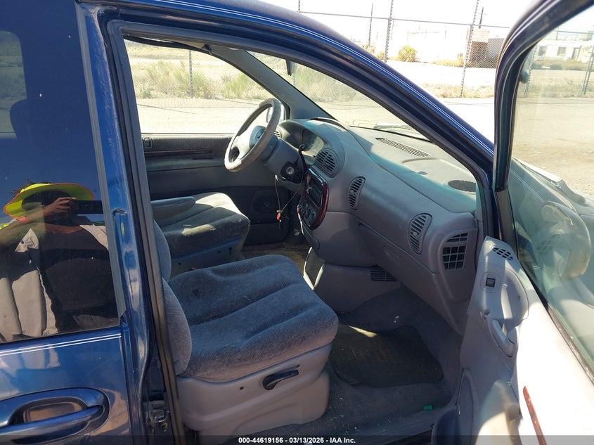 2000 Chrysler Town & Country Lx