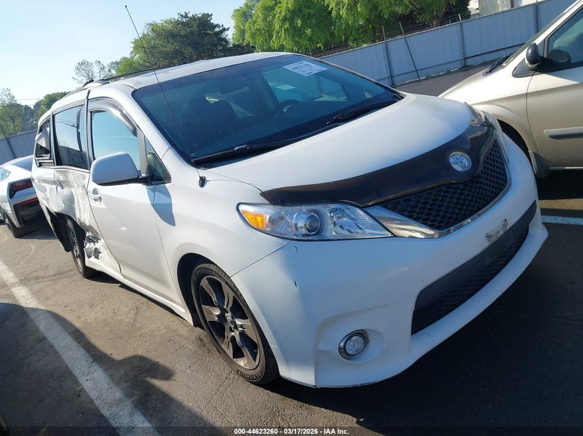 2012 Toyota Sienna Se 8 Passenger