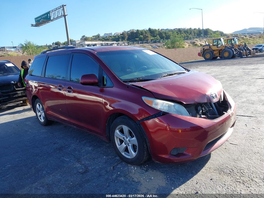 2014 Toyota Sienna Le V6 8 Passenger