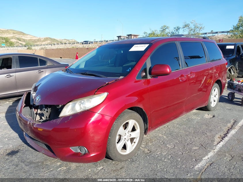 2014 Toyota Sienna Le V6 8 Passenger