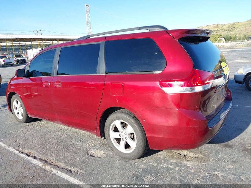 2014 Toyota Sienna Le V6 8 Passenger