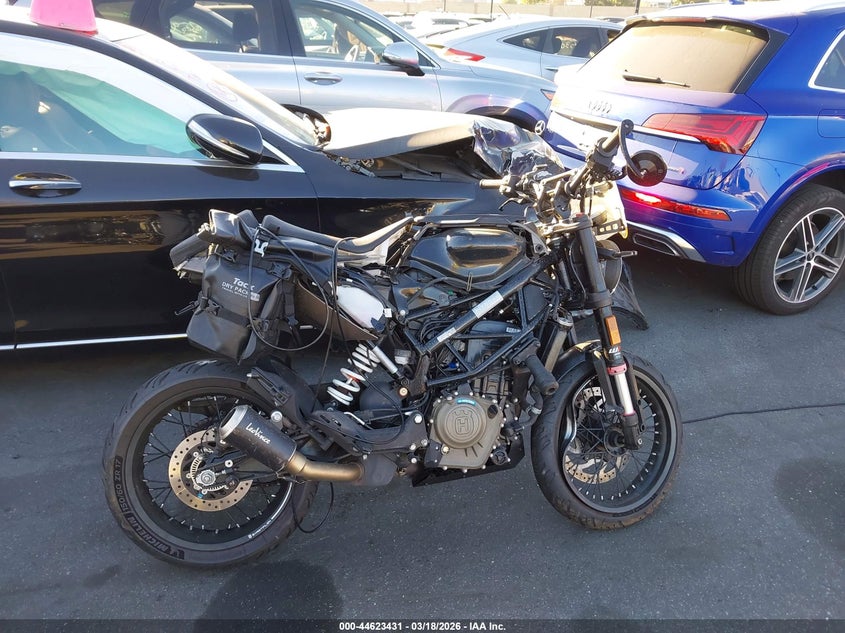 2023 Husqvarna Vitpilen 401/Svartpilen 401 VIN: MD2JUJ405PC225882 Lot: 44623431