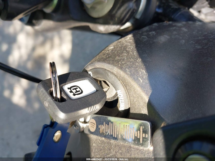 2023 Husqvarna Vitpilen 401/Svartpilen 401 VIN: MD2JUJ405PC225882 Lot: 44623431