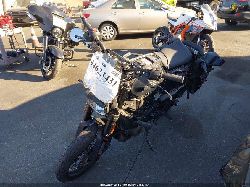 2023 HUSQVARNA VITPILEN 401/SVARTPILEN 401 auction photo 2