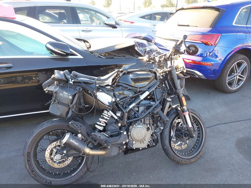 2023 HUSQVARNA VITPILEN 401/SVARTPILEN 401 auction photo 4