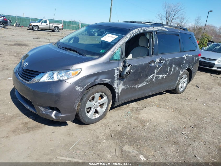 2014 Toyota Sienna Le V6 8 Passenger