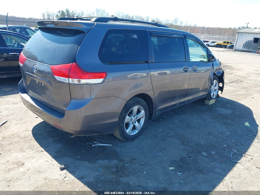 2014 Toyota Sienna Le V6 8 Passenger