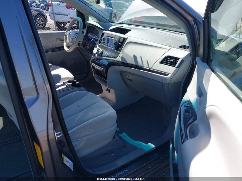 2014 Toyota Sienna Le V6 8 Passenger