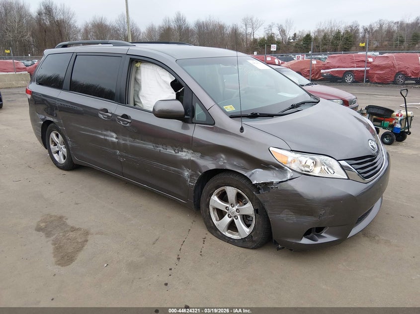 2012 Toyota Sienna Le V6 8 Passenger