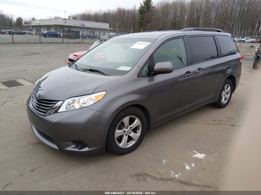 2012 Toyota Sienna Le V6 8 Passenger