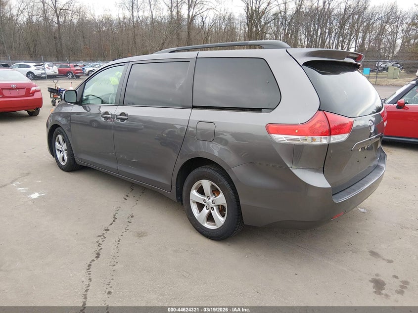 2012 Toyota Sienna Le V6 8 Passenger