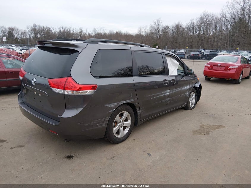 2012 Toyota Sienna Le V6 8 Passenger