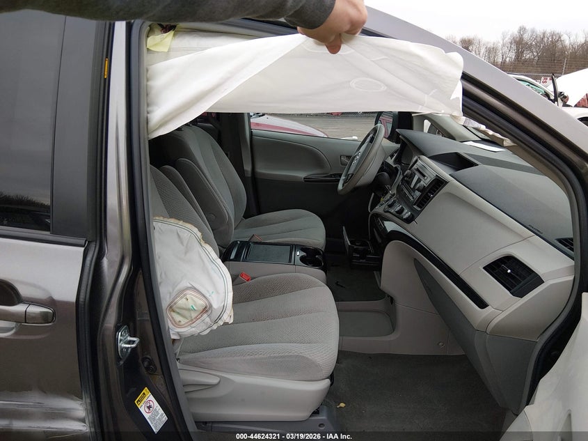 2012 Toyota Sienna Le V6 8 Passenger