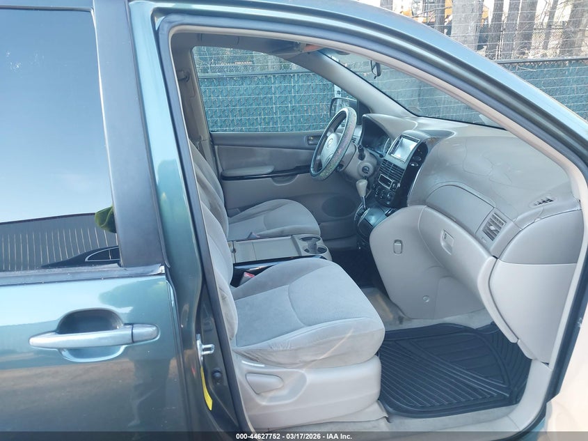 2004 Toyota Sienna Le