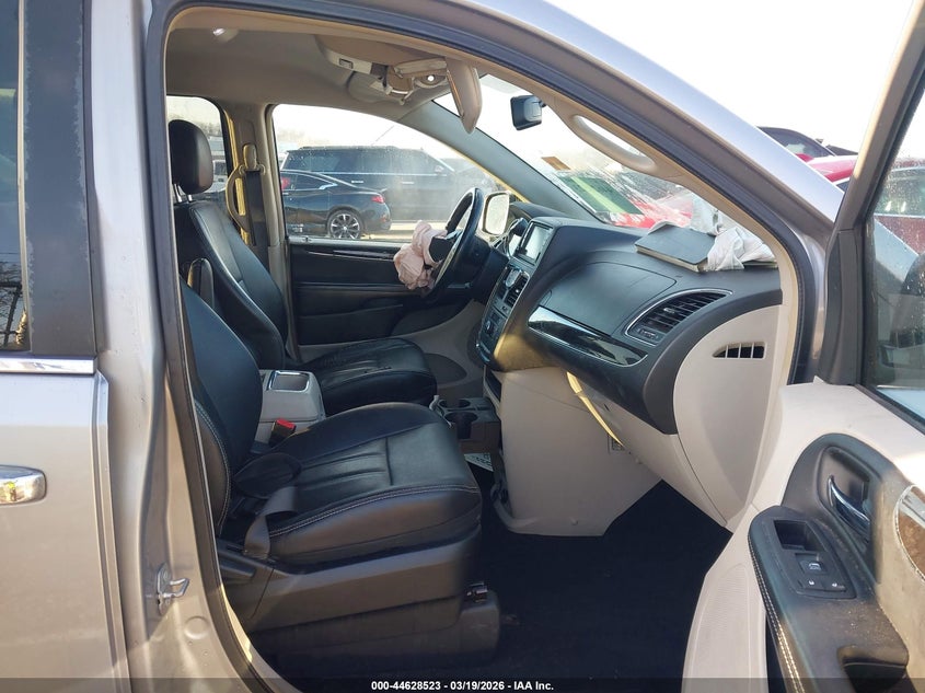 2016 Chrysler Town & Country Touring