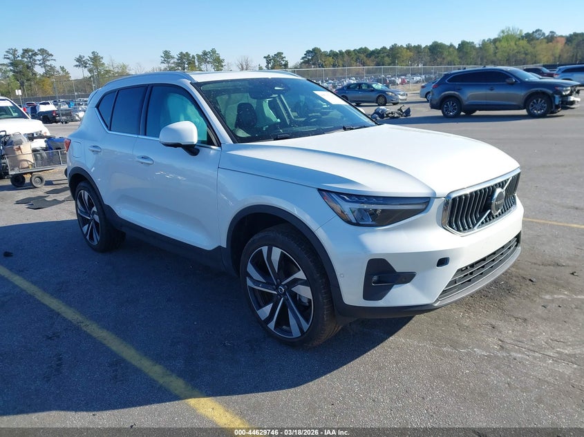 2025 Volvo Xc40 B5 Plus Bright Theme