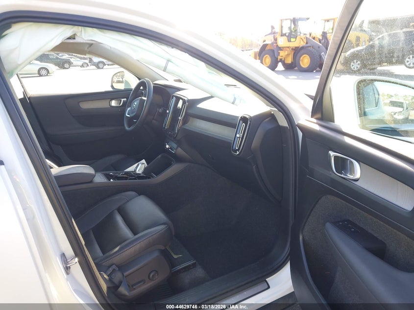 2025 Volvo Xc40 B5 Plus Bright Theme