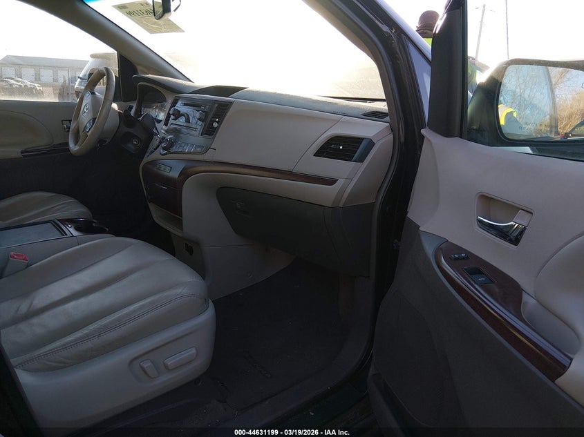 2013 Toyota Sienna Xle V6 8 Passenger