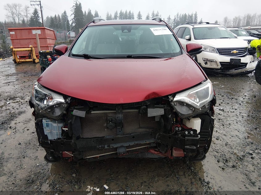 VIN JTMRFREV1JD227674 2018 TOYOTA RAV4 XLE