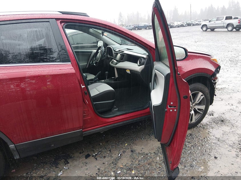 VIN JTMRFREV1JD227674 2018 TOYOTA RAV4 XLE