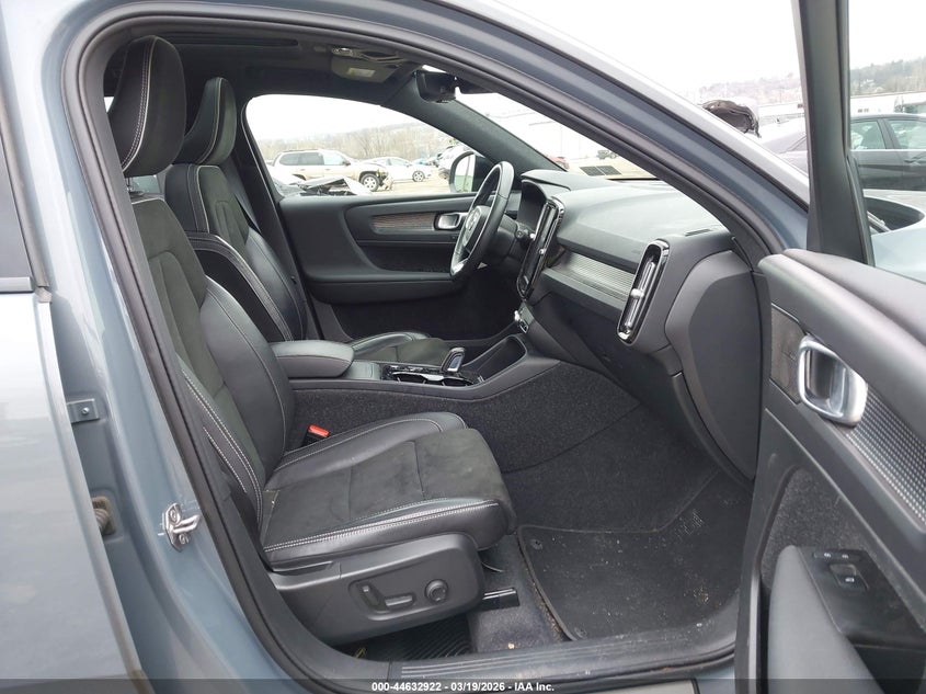 2022 Volvo Xc40 T5 R-Design