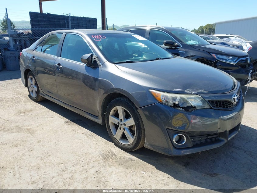 2014 TOYOTA CAMRY SE