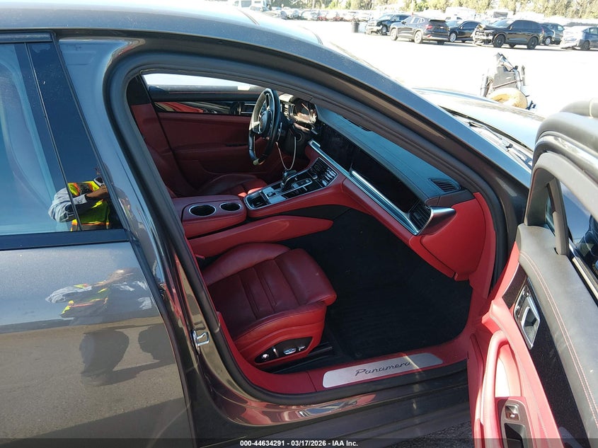 2017 Porsche Panamera 4