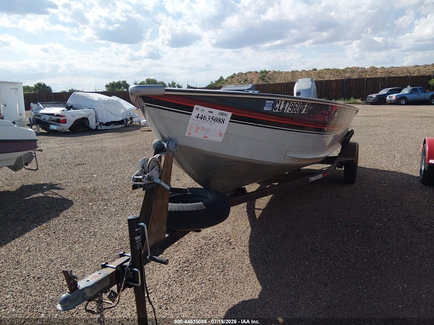 1989 TRACKER PRO DEEP V-17 auction photo 2