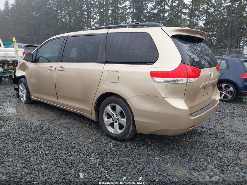 2012 Toyota Sienna Le V6 8 Passenger