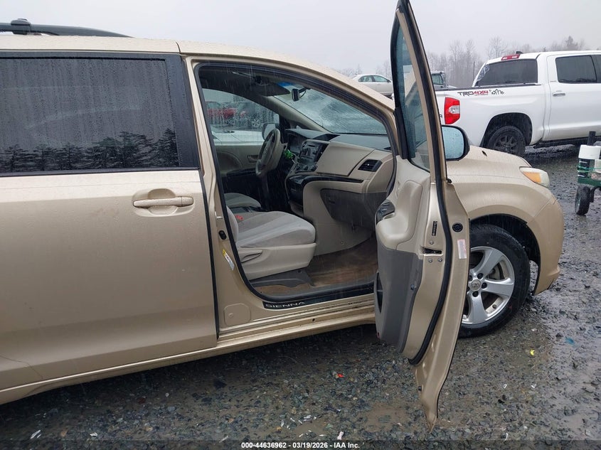 2012 Toyota Sienna Le V6 8 Passenger
