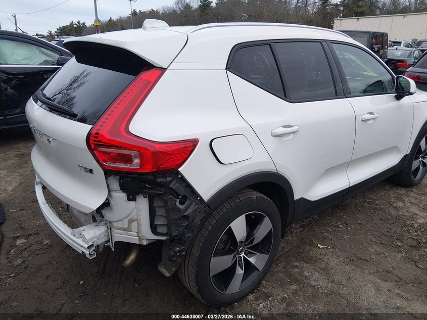 2022 Volvo Xc40 T5 Momentum