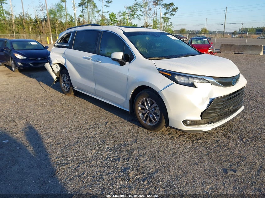 2025 Toyota Sienna Xle