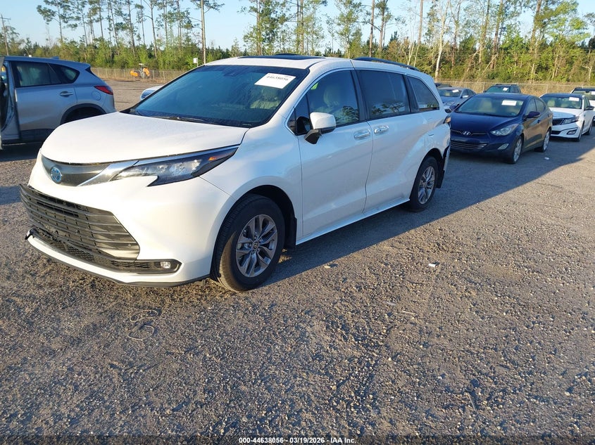 2025 Toyota Sienna Xle